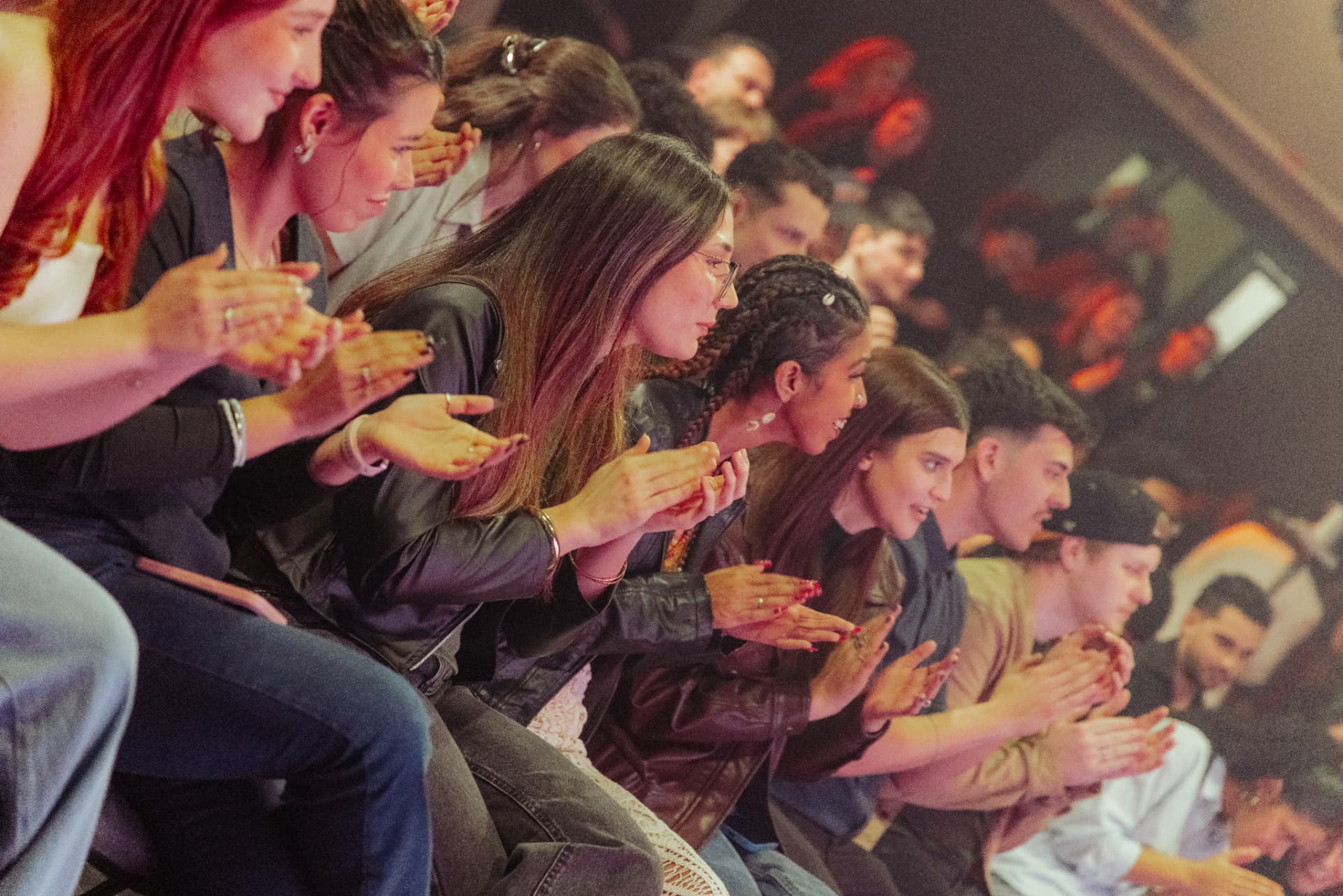 Jovens reunidos em uma celebração