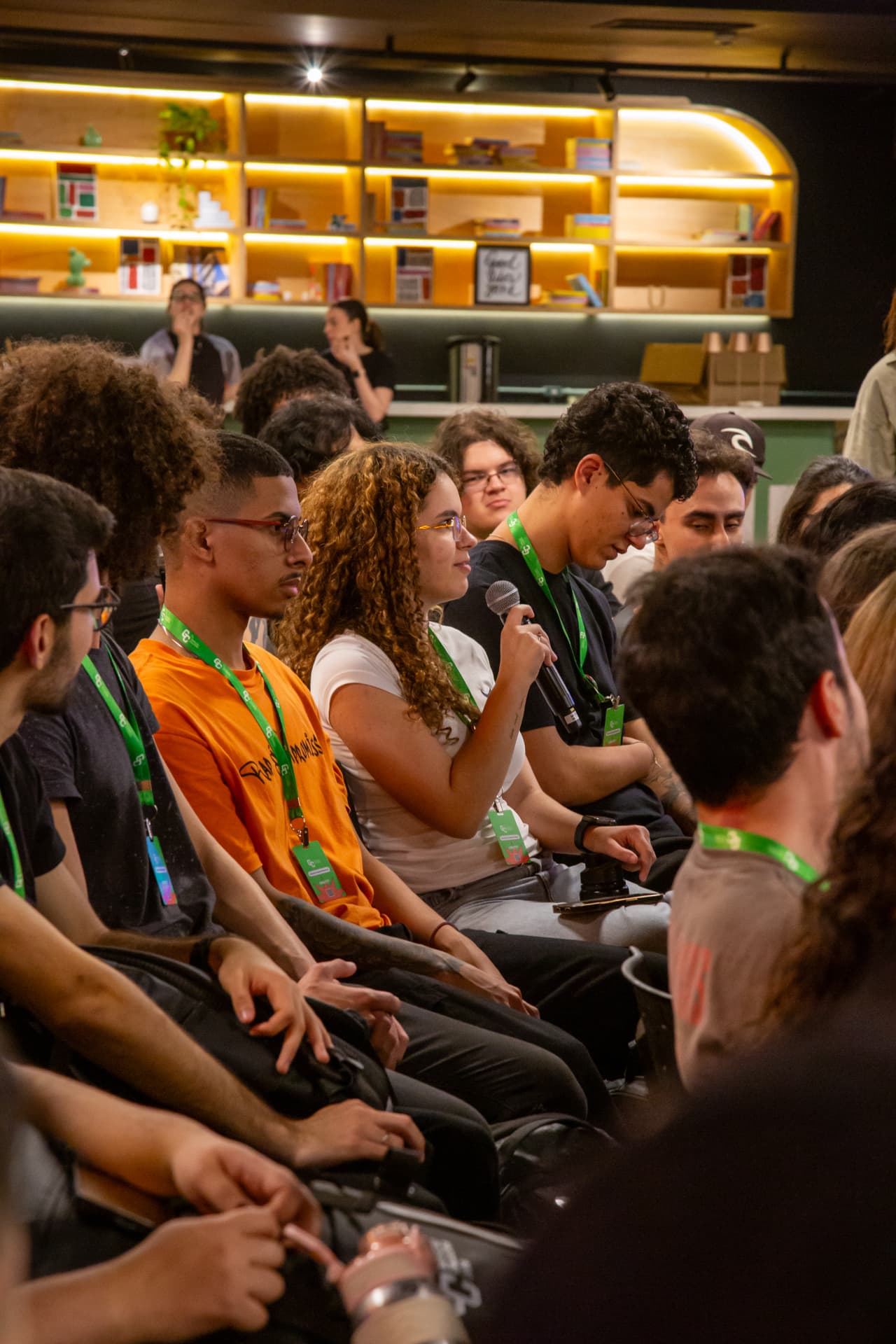 Jovens conversando durante atividade